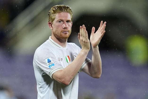 Kevin De Bruyne anländer till City of Manchester Stadium i en annan roll